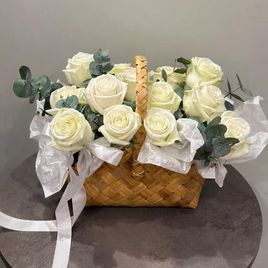 Корзина из 13 белых роз