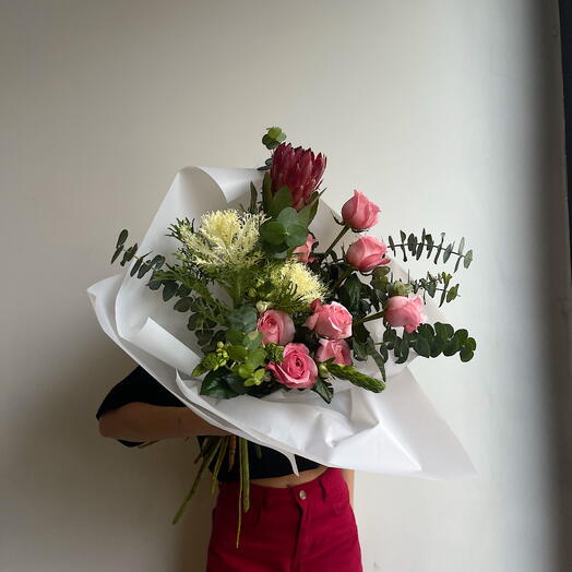 Авторский букет «Чем выше любовь, тем ниже поцелуи» пионовидные розы, брассика, протея, эвкалипт