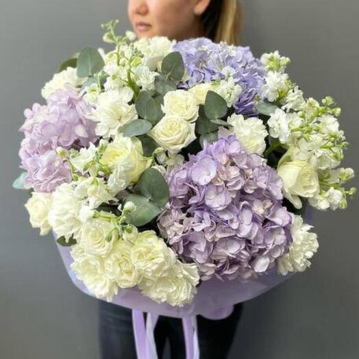 Композиция с белыми цветами и сиреневой гортензии💜