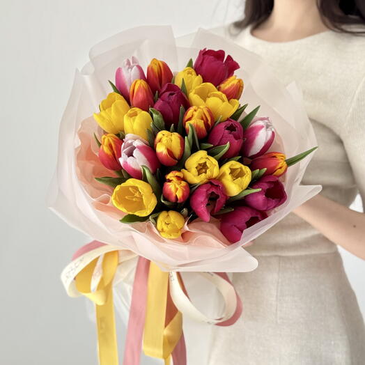 Букет из 25 разноцветных тюльпанов