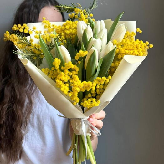Букет белых тюльпанов с мимозой к 8 марта