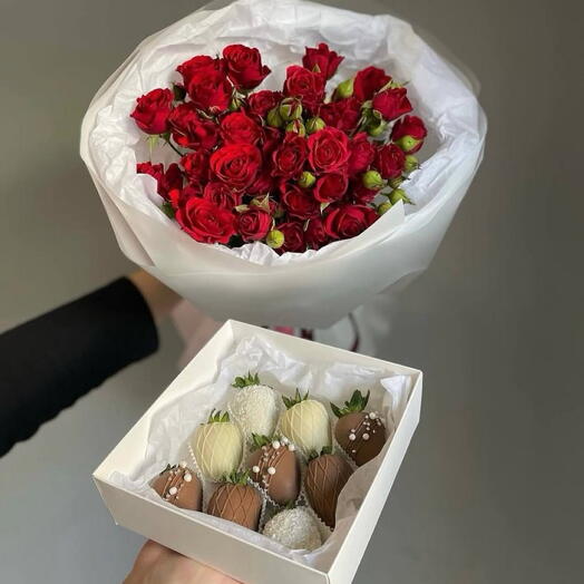 Подарочный набор из букета кустовых роз и клубники в шоколаде