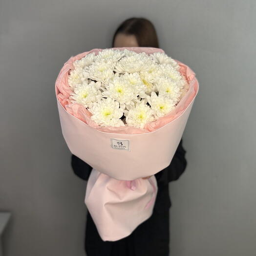 Круглый букет из пышной кустовой хризантемы
