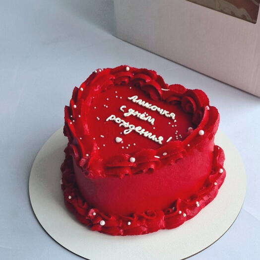 Торт сердце с надписью и посыпкой