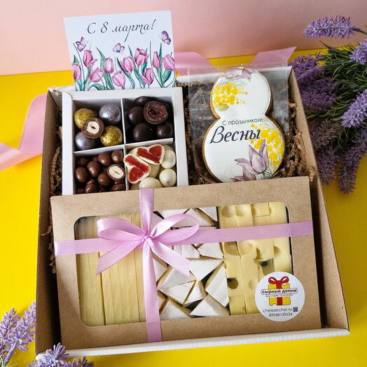 Набор с тематическим пряником, сыром и сладостями