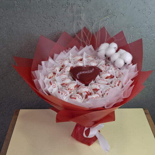Сладкий букет из рафаэлло "Ты моё сердце"