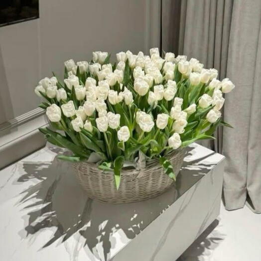 Тюльпаны в корзине