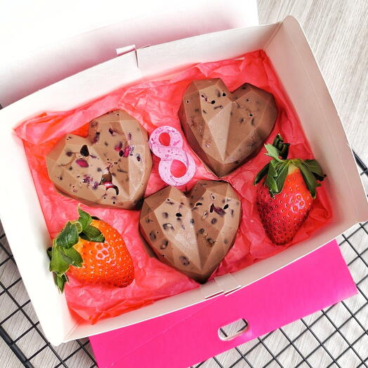 Гранат в шоколаде в форме сердца на 8 марта