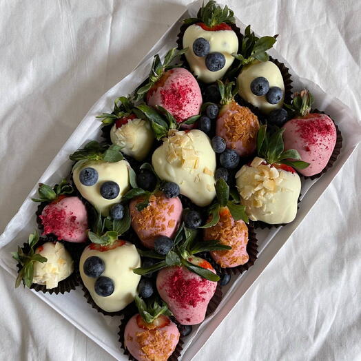Клубника в белом и розовом шоколаде