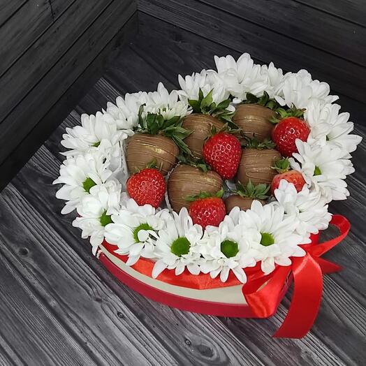 Клубника с цветами