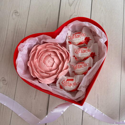 Зефирный пион ручной работы и рафаэлло «Сердце»