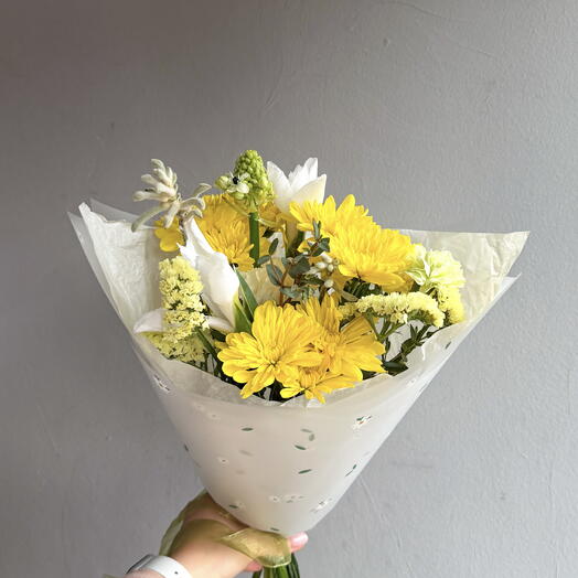 Яркий букет с хризантемой кустовой и ирисами