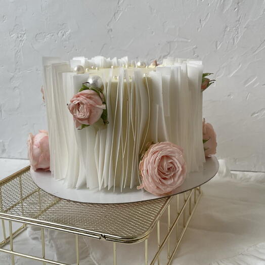 Торт свадебный на день рождения с живыми цветами и вафельным декором