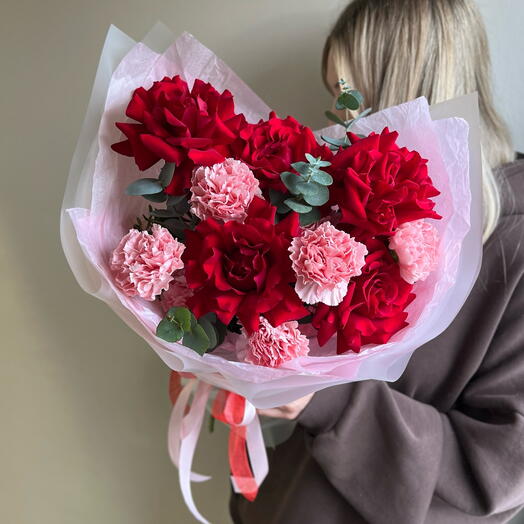 Букет «Любовь» из французских роз и диантусов с эвкалиптом ♥️