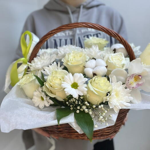 Корзина с белыми розами, хризантемами и орхидей
