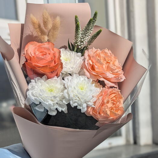 Букет "Амур" из пионовидной кустовой розы, эквадорской розы, кустовой хризантемы, вероники, лагуруса