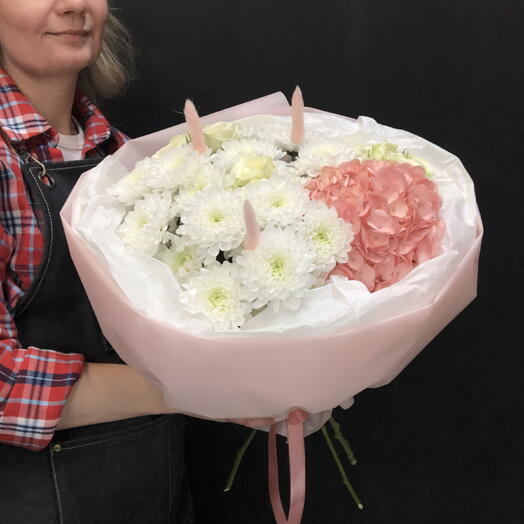 Букет с гортензиями и хризантемой