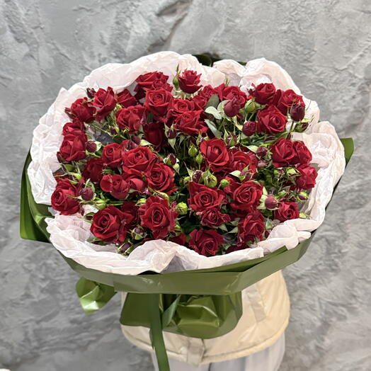 Букет из кустовых роз красных