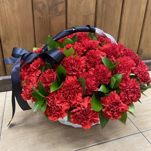 Корзина 50 красных гвоздик