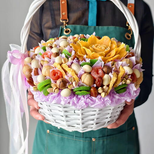 Корзинка из орехов и сухофруктов