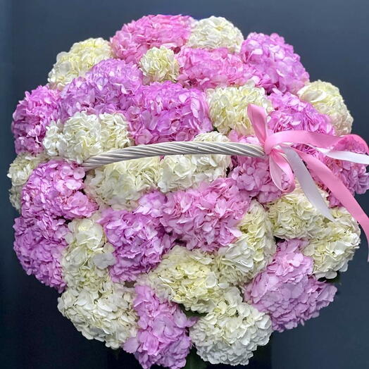 Корзина из белых и розовых гортензий