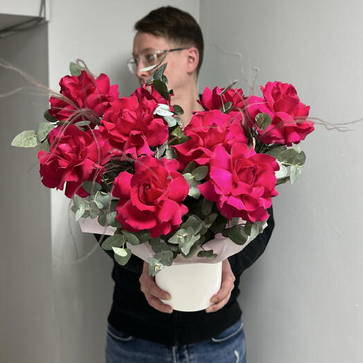 Французские Розы 9 с эвкалиптом в шляпной коробочке 💕