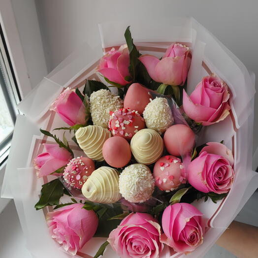 Букет из клубники в белом шоколаде с живыми розовыми розами для девушки