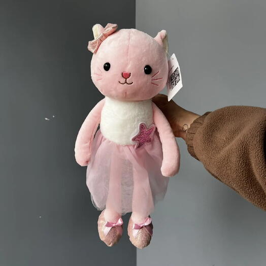 Кошечка в розовом платье