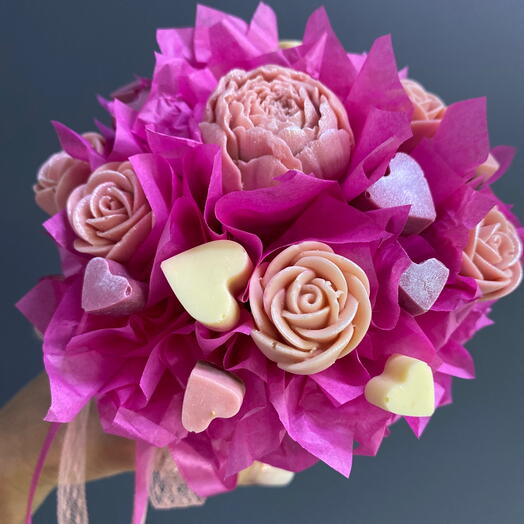 Мини-букет из шоколадных роз, пиона и сердечек в стаканчике