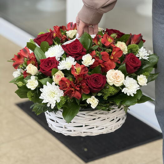 Корзина с красными розами М