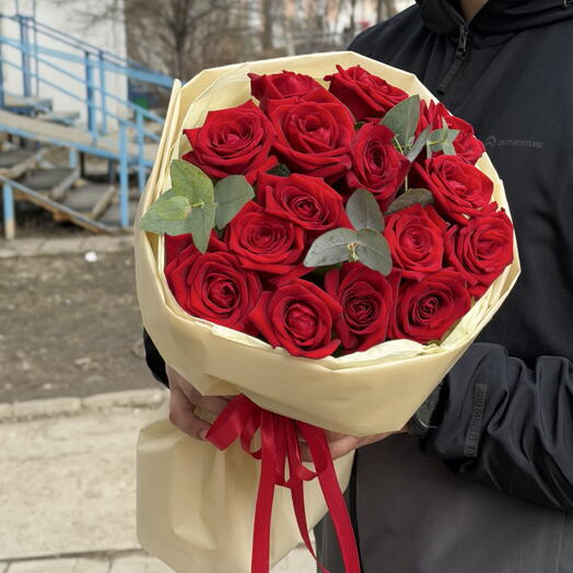 11 роз в круглой упаковке