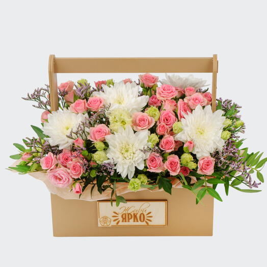 Композиция из кустовых роз, эустомы, хризантемы и зелени🌼🌼