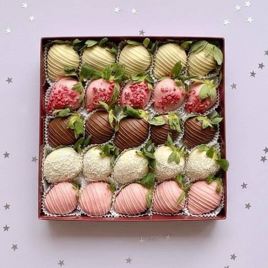Клубника в молочном и белом шоколаде для девушки (25 шт.)
