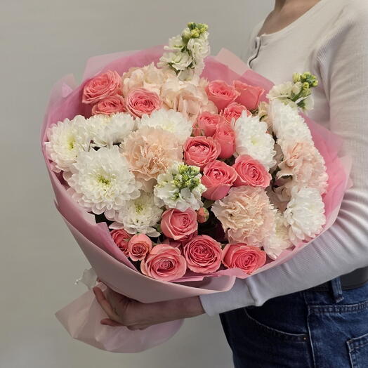 Сборный букет из маттиолы ,гвоздик ,кустовых роз и хризантем
