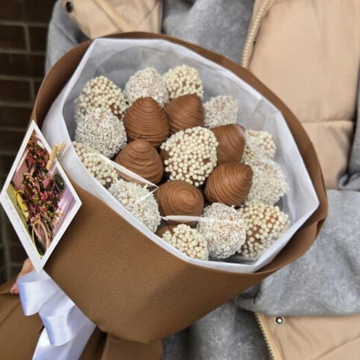 Клубника в шоколаде топовый букет с кокосом и криспи
