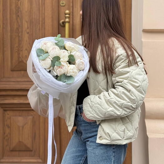Букет из 9 белых пионов с эвкалиптом