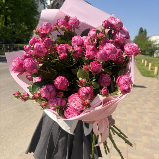 Букет из ярких кустовых роз
