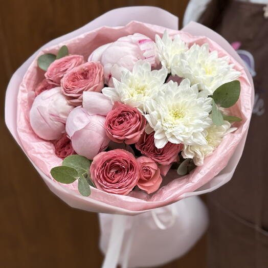 Букет из розовых пионов, хризантемы и премиальной кустовой розы🌸