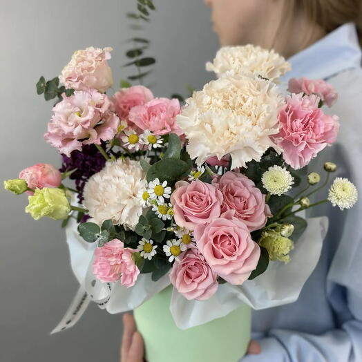 Коробка с цветами  413 с гвоздикой и ромашкой