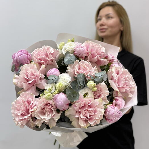 Авторский букет с пионами и розами🌸