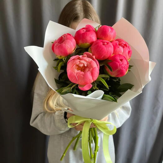 Яркий букет с пионами