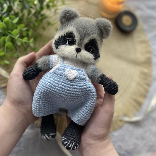 Вязаная игрушка енотик
