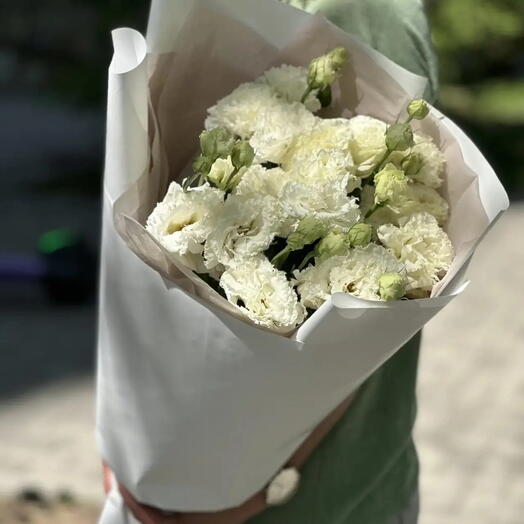 Букет из 7 махровой эустомы в дизайнерской упаковке
