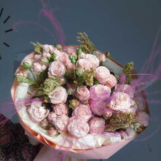 11 Roses with lagurus