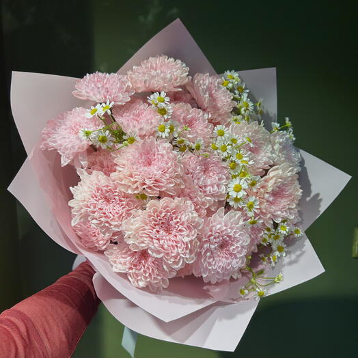 Персиковый - большой яркий букет из деликатных  розовых кустовых  хризантем и ромашек