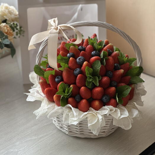 Корзина со свежей клубникой и голубикой