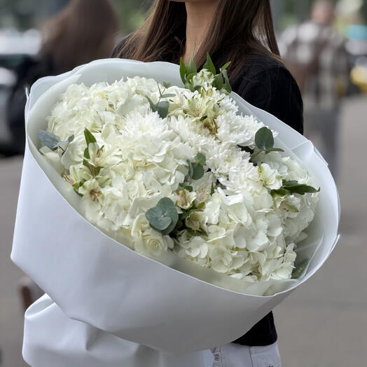 Букет «облако» 🤍🌸 с белой гортензией, французской розой, пышной кустовой хризантемой, альстромерией и душистым эвкалиптом