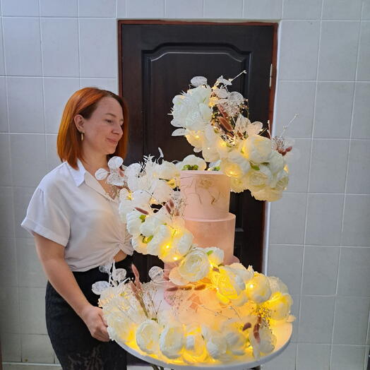 Свадебный торт с подсветкой и спиралью из цветов
