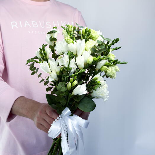 Нежный белый букет невесты из лизиантуса, фрезии и эвкалипта