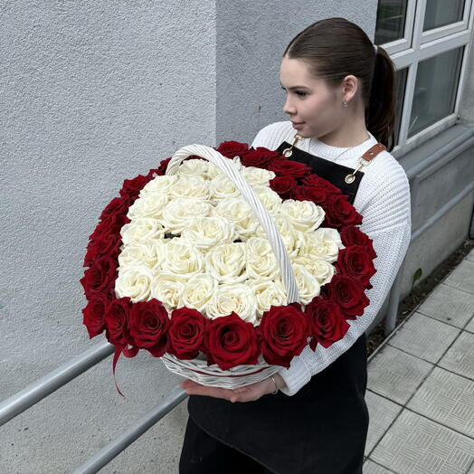 Сердце из премиальных роз в корзине